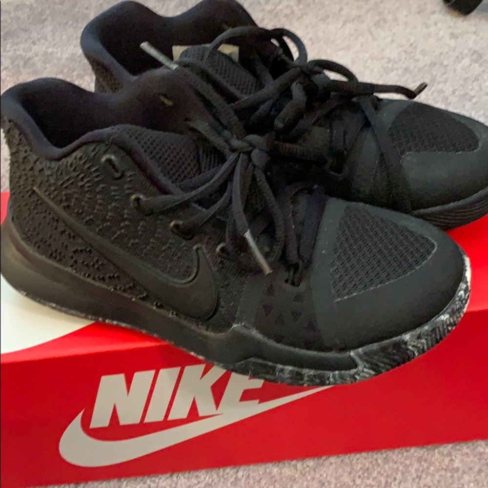 Boy Kyrie Nike shoes size 1Y